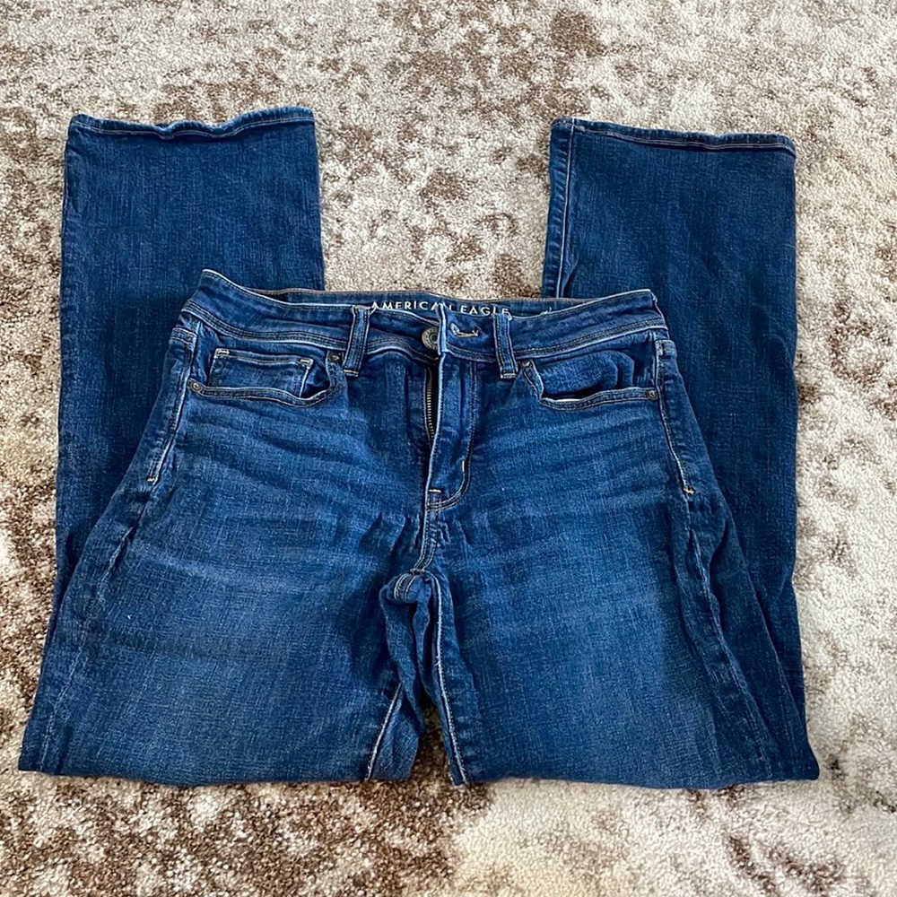 Womens size 6 dark wash American Eagle boot cut jeans.